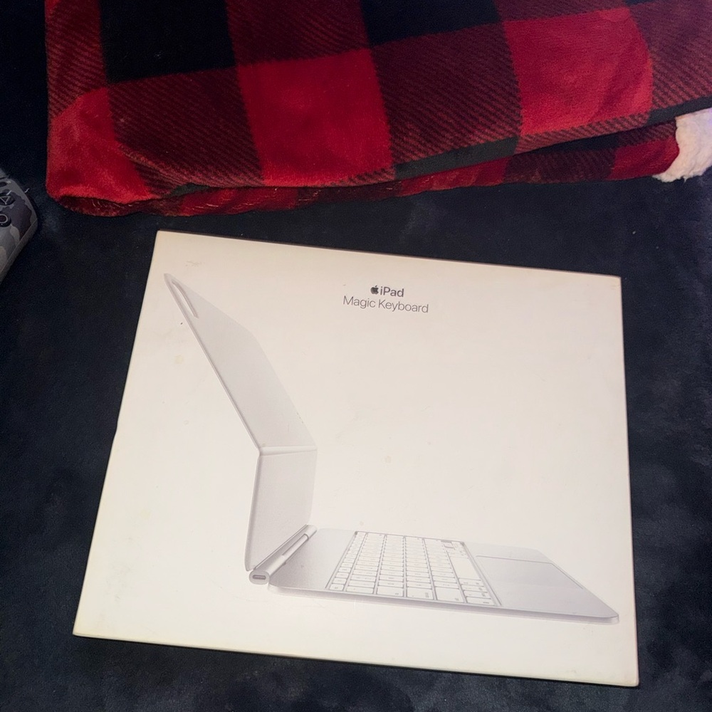 Apple iPad Magic Keyboard - White compatible with the M4 and M5 13 inch iPad.